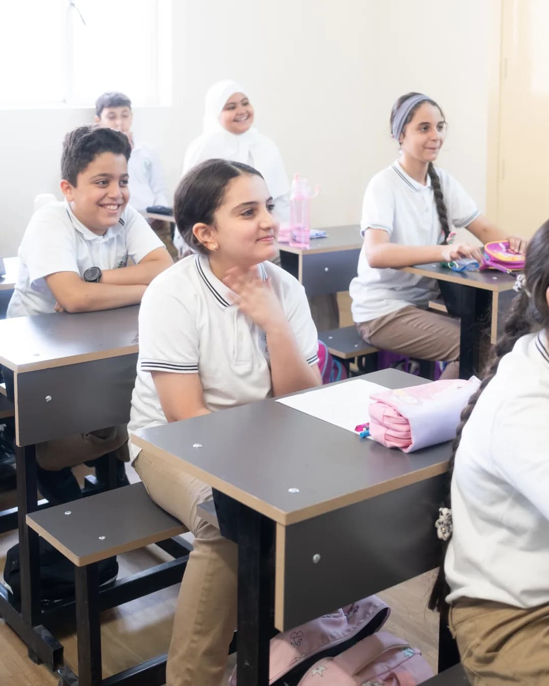 طالبة ترفع يدها أثناء الدرس
