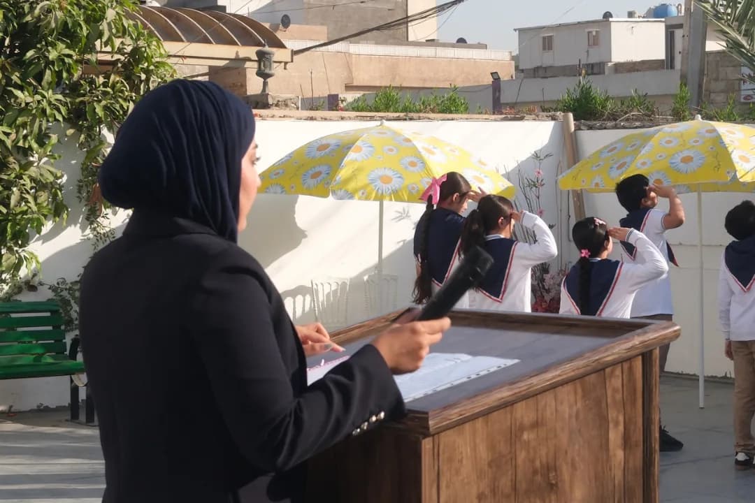 معلمة تخاطب الطلبة في الاصطفاف الصباحي