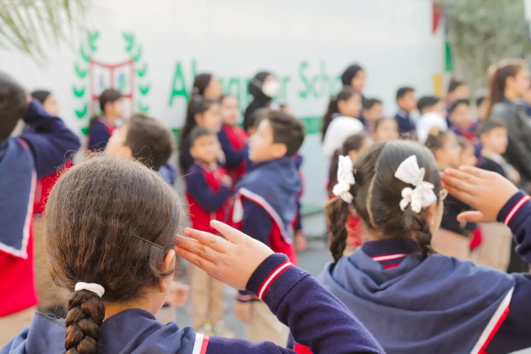 طلبة أثناء الاصطفاف الصباحي وتحية العلم