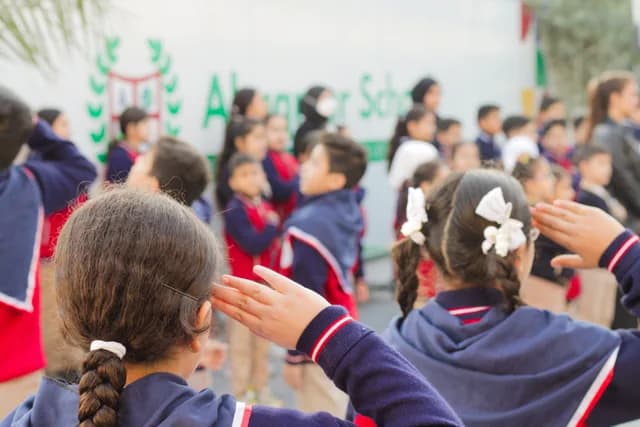 طلبة أثناء الاصطفاف الصباحي وتحية العلم