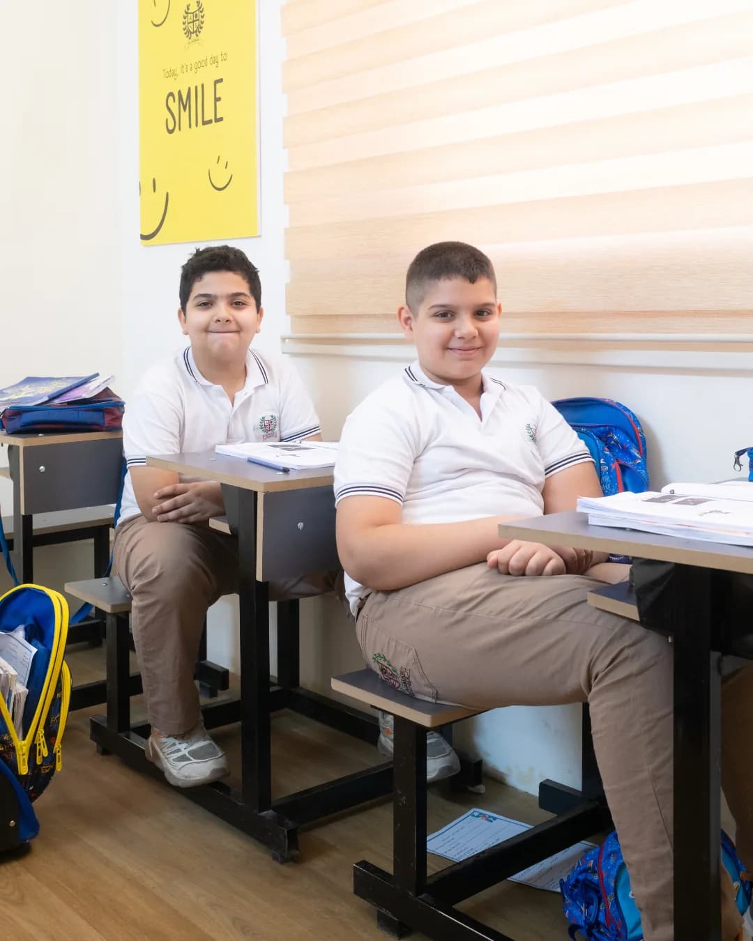 طالبان في صف دراسي مضيء