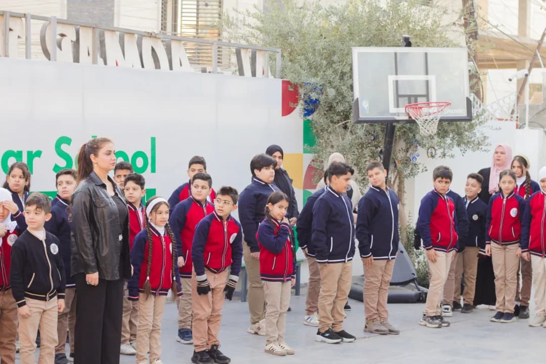 طلبة مصطفّون في ساحة المدرسة
