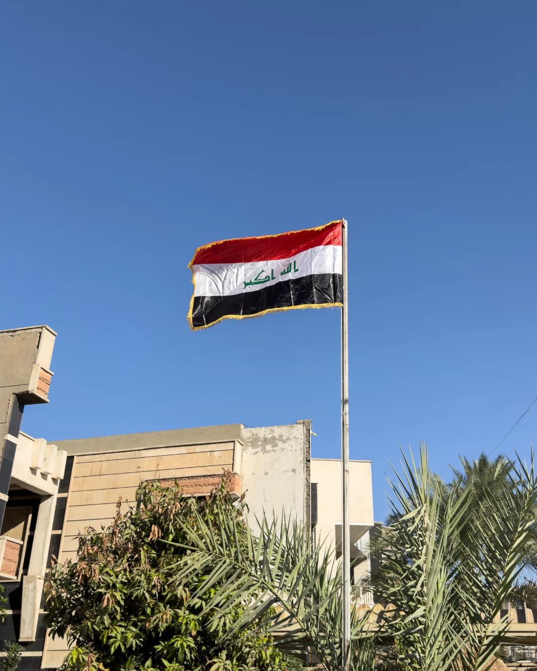العلم العراقي يرفرف في سماء المدرسة