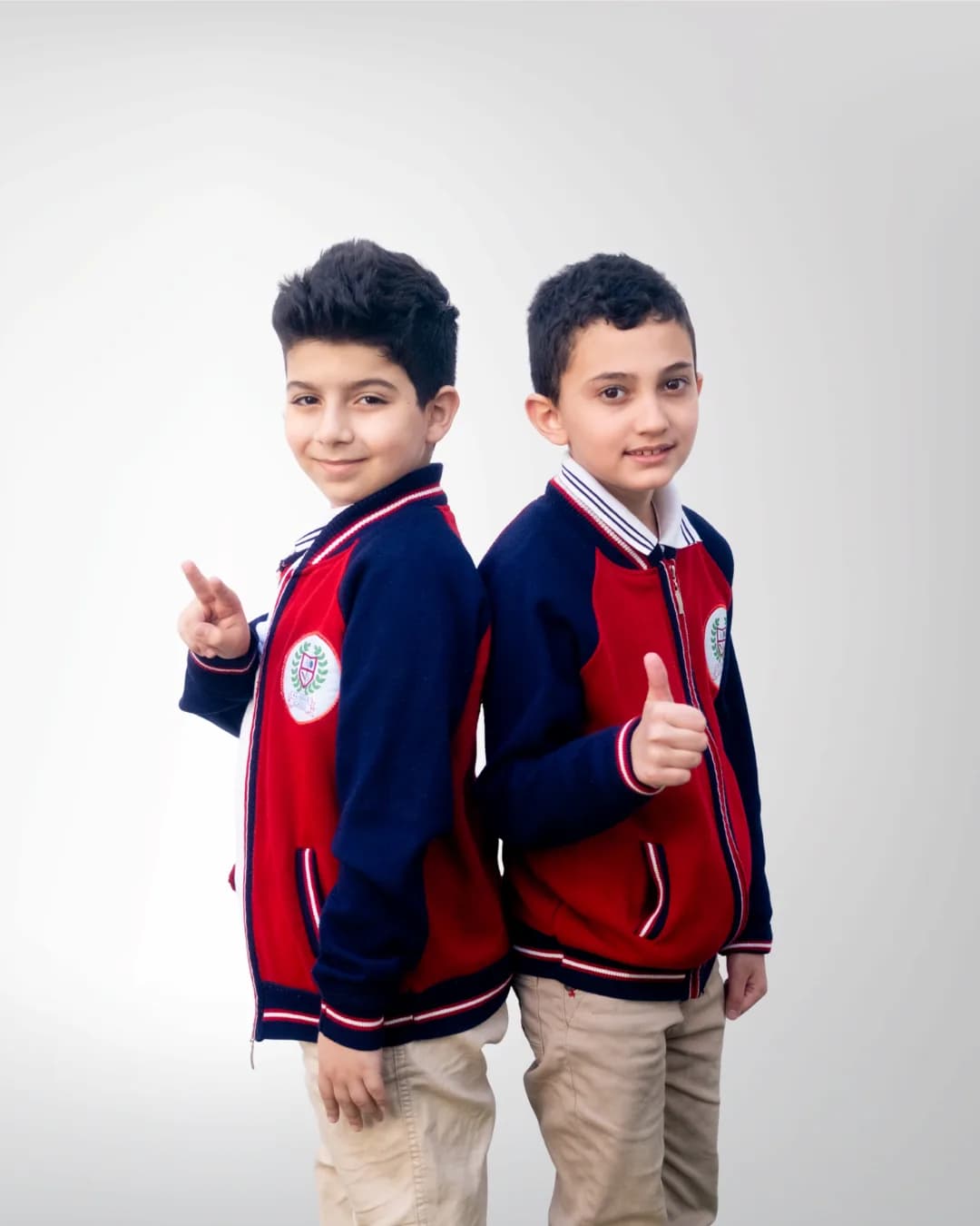 طالبان من مدرسة الأقمار بالزي المدرسي